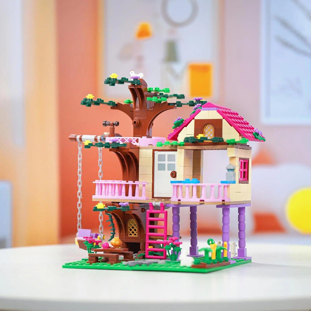 The finished Friends City Tree House building blocks villa displayed as a creative room decoration.